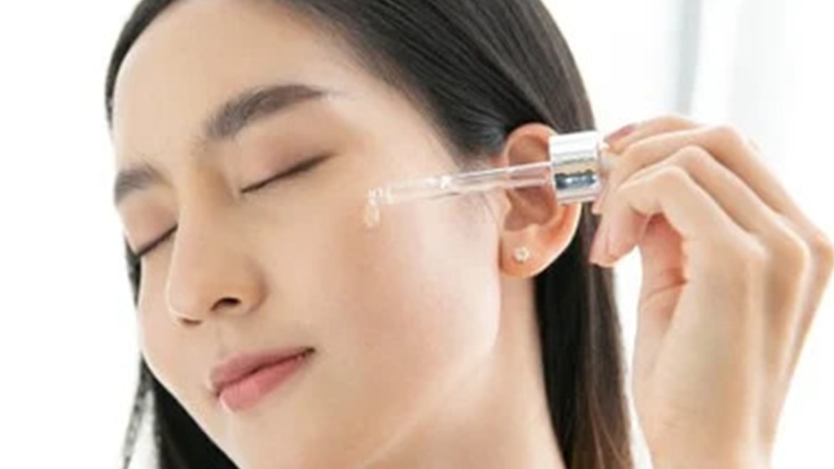 สามารถหยดเซรั่มลงบนผิวเลยหรือใส่ฝ่ามือก่อนได้ ตามความถนัดของแต่ละคน